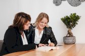 Franziska Kraft und Claudia Art - Buchhalterin in Tittling